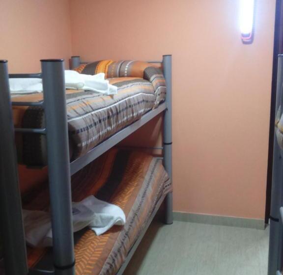 سرير فى غرفة مشتركه, Milenarios Hostel