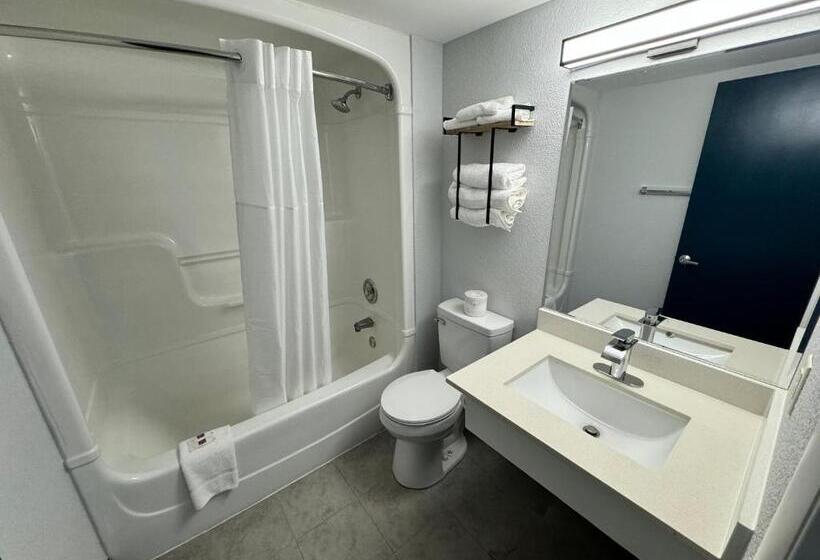 带大床的豪华间, Studio 6 Suites East Syracuse Airport