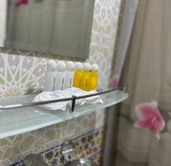 스탠다드 룸, Abuzar
