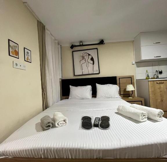 Трехместный Номер Стандарт Вид на Сад, Taksim Nikea Suites 80