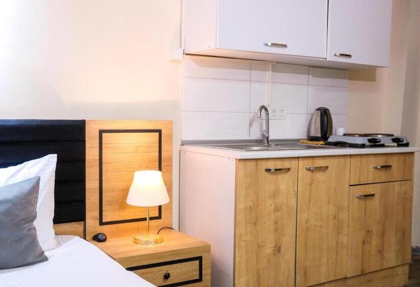 Трехместный Номер Стандарт Вид на Сад, Taksim Nikea Suites 80