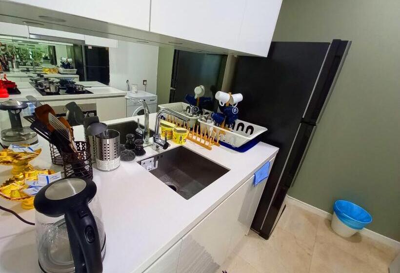 2 Bedroom Apartment with Views, Luxury Apartment Near Klcc & City Center