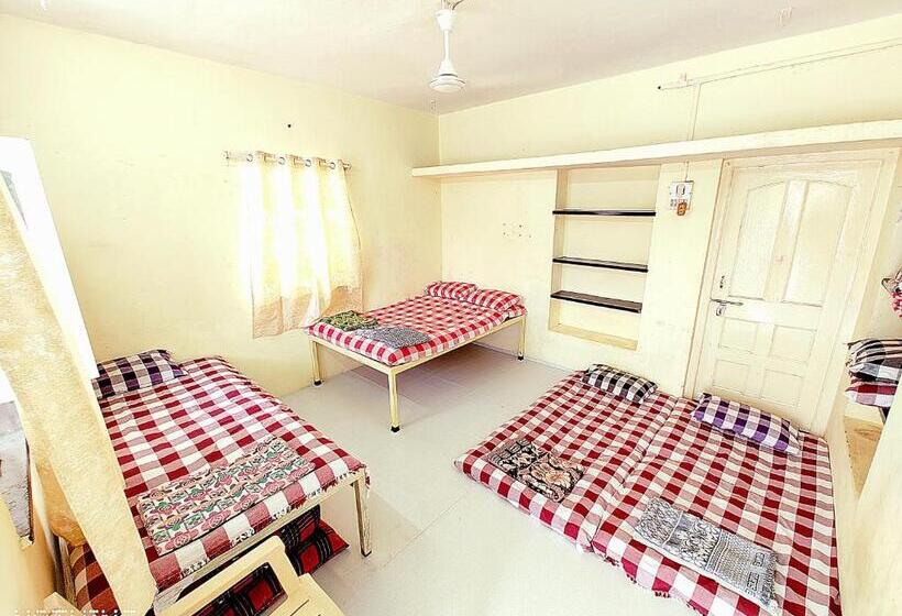Стандартный внешний трехместный номер с ванной комнатой, Shriguru Guest House Akkalkot