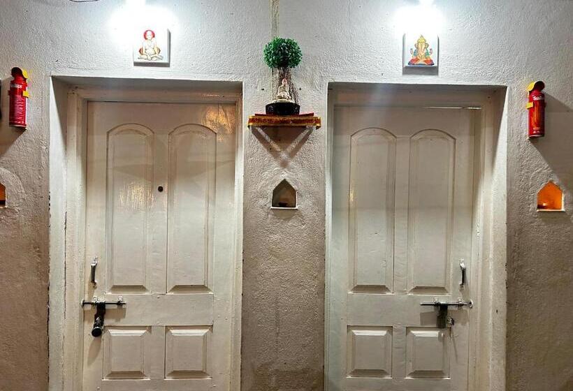Стандартный внешний трехместный номер с ванной комнатой, Shriguru Guest House Akkalkot