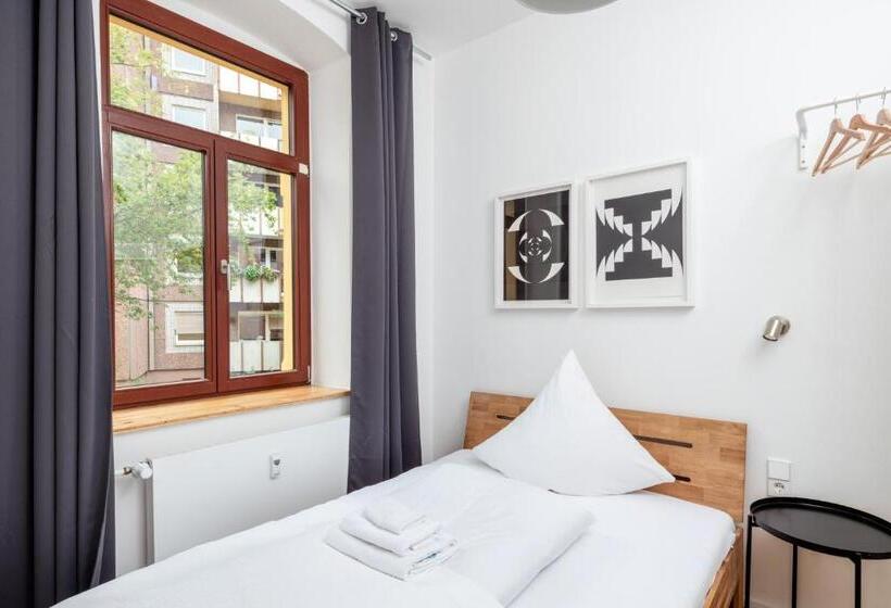 Студия Стандарт, Künstlerzimmer Im Kulturhaus Häselburg