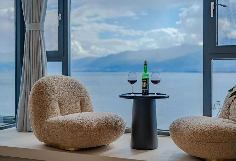 Suite with lake view, Dali Oriental Seaview Hotel  Dali Erhai
