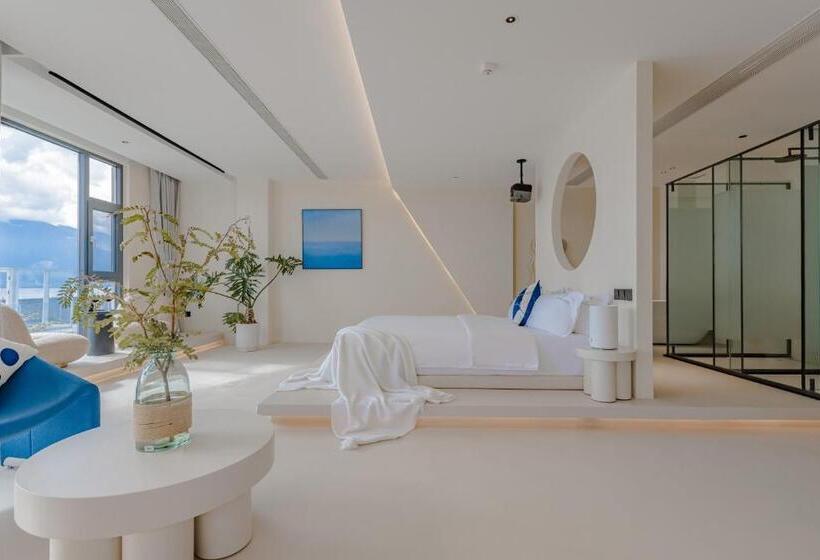 Suite with lake view, Dali Oriental Seaview Hotel  Dali Erhai