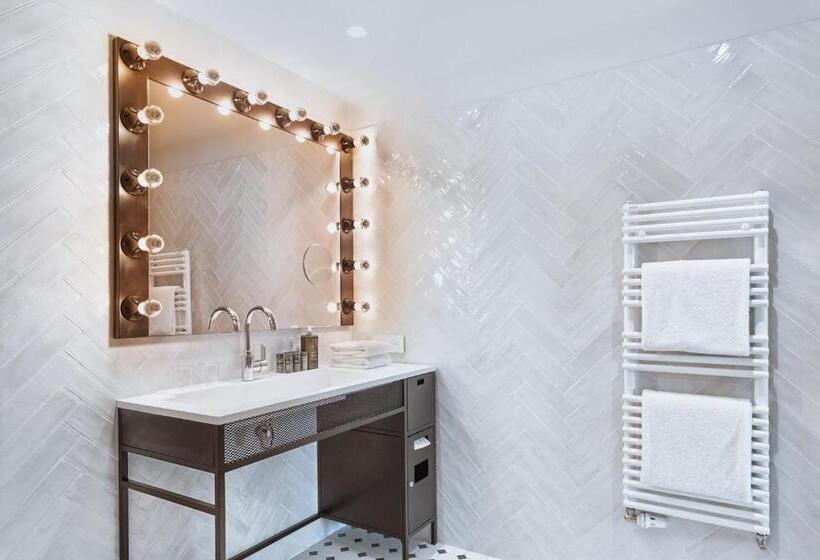 Номер Superior, H4 Hotel Wyndham Paris Pleyel Resort