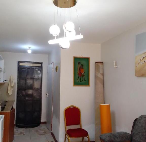اتاق لوکس با تخت بزرگ, Tsavo 90 Degrees