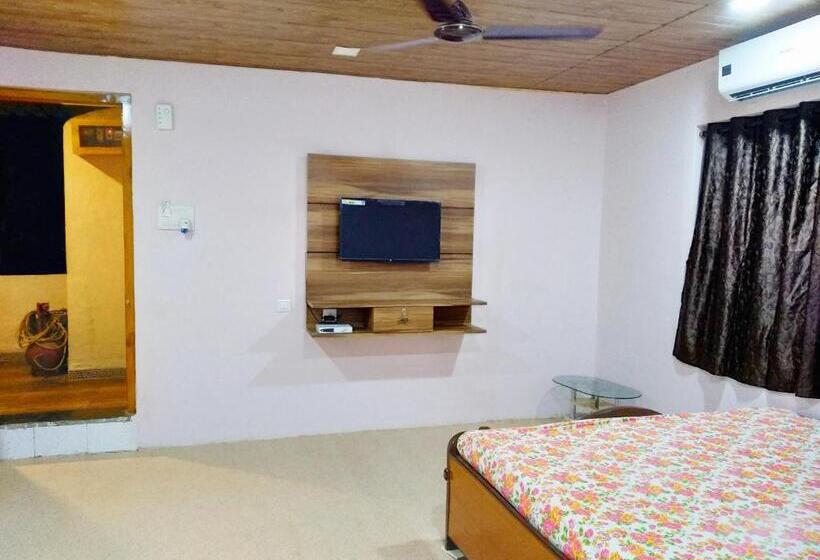 Семейный Номер, Mhatre S Guest House