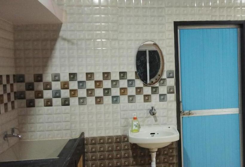 Семейный Номер, Mhatre S Guest House