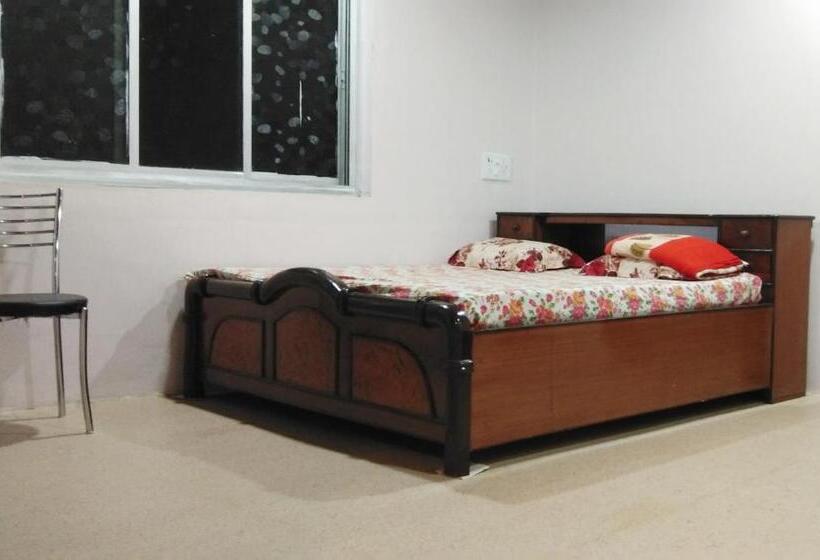 Семейный Номер, Mhatre S Guest House