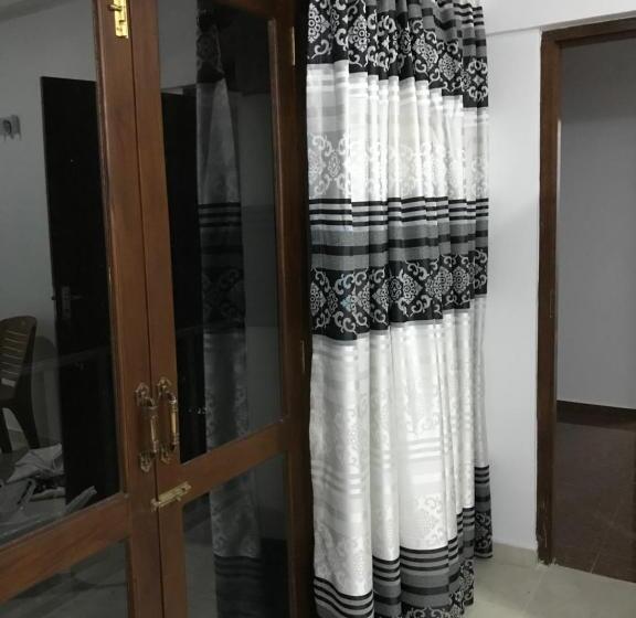 Номер Deluxe, Tikiri Latha Hanthana