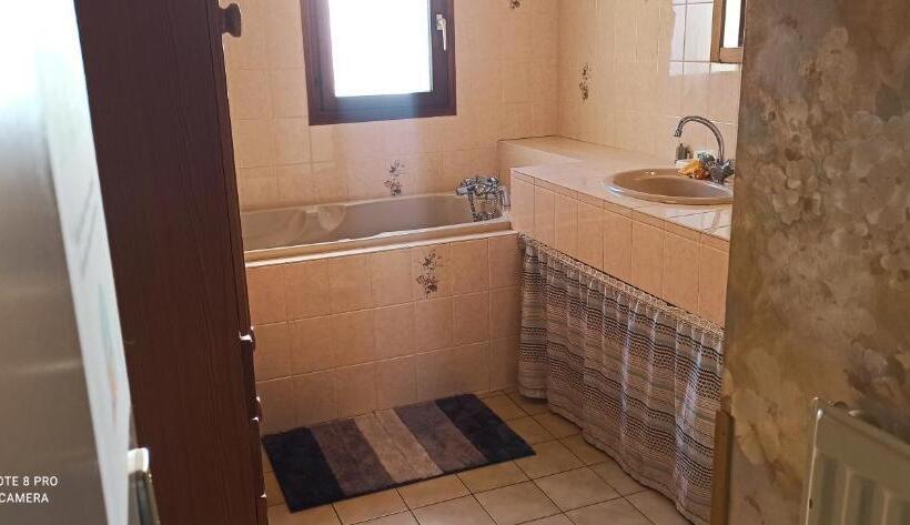 Номер Стандарт Трехместный, Etablissement Commun Avec Chambre Privé Tranquille Avec Jardin A 10 Min A Pied De La Gare De Fleury