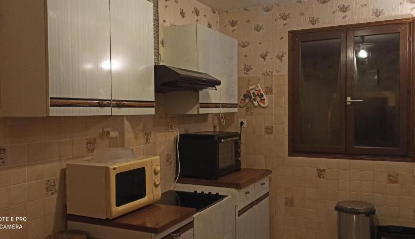 Номер Стандарт, Etablissement Commun Avec Chambre Privé Tranquille Avec Jardin A 10 Min A Pied De La Gare De Fleury