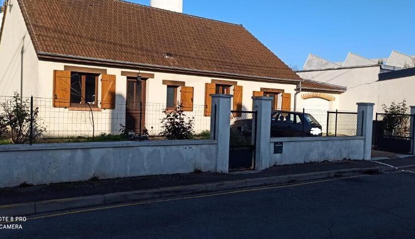 Номер Стандарт, Etablissement Commun Avec Chambre Privé Tranquille Avec Jardin A 10 Min A Pied De La Gare De Fleury