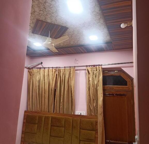 Номер Deluxe, Shri Hit Radha Mohan Dham