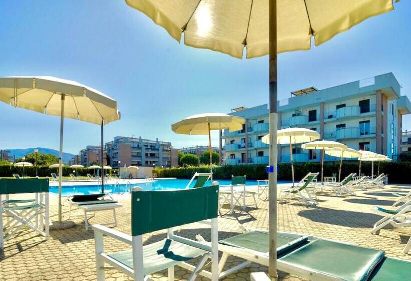Апартаменты 1 Спальня, Isa Apartments 4 Beds In Residence With Swimming Pool In San Vincenzo, Just 600 Meters From The Sea