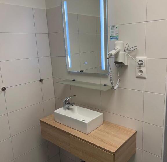 Номер Стандарт, Gasthaus & Hotel Backhendlstation