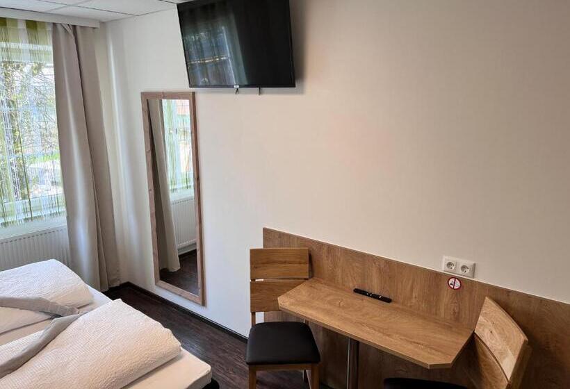 Номер Стандарт, Gasthaus & Hotel Backhendlstation