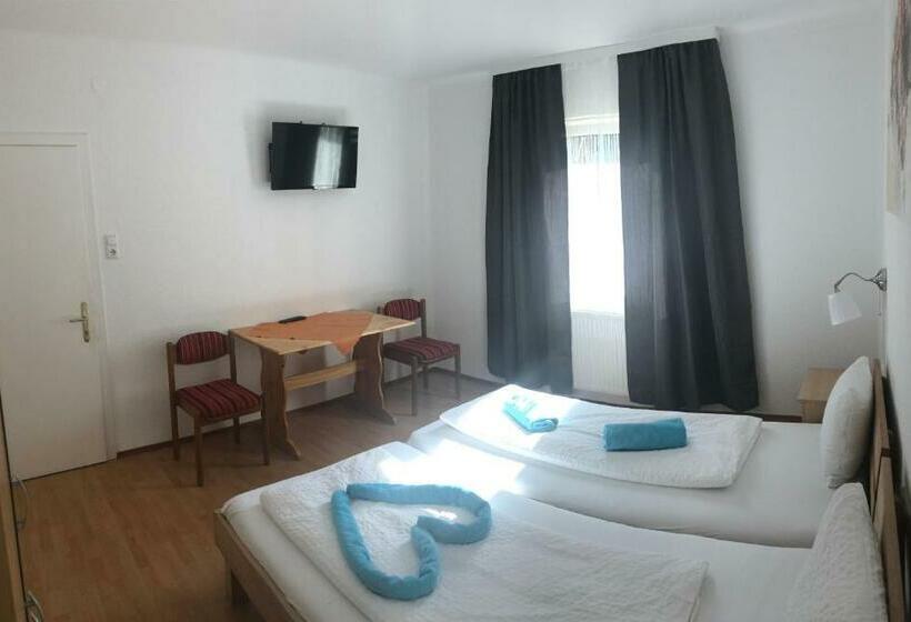 Номер Стандарт, Gasthaus & Hotel Backhendlstation
