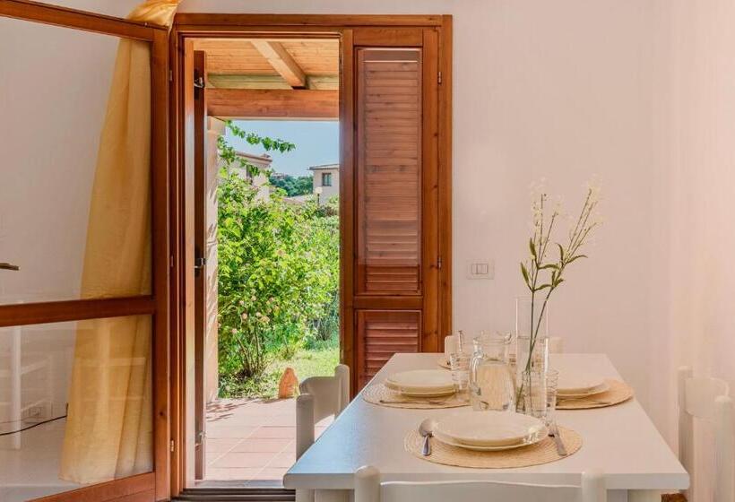 Апартаменты 2 Спальни, Apartments With Air Conditioning And Private Outdoor Area In The Center Of San Teodoro