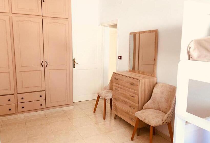تختخواب در اتاق مشترک, Hostel La Corniche