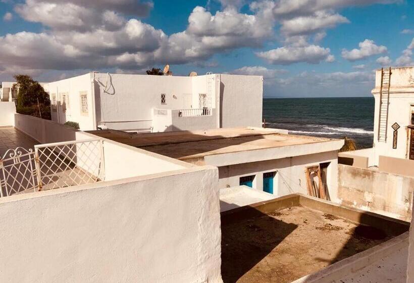 تختخواب در اتاق مشترک, Hostel La Corniche