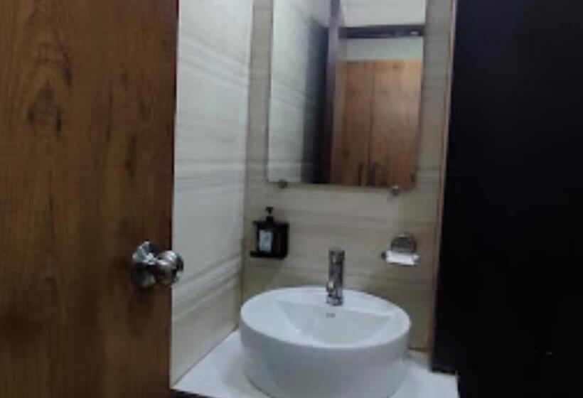 Номер Deluxe, Siddharth Premiere Chandrapur