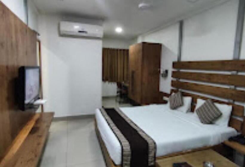 Номер Deluxe, Siddharth Premiere Chandrapur