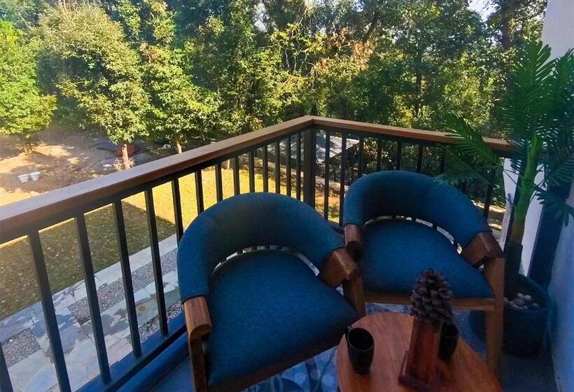 Номер Стандарт с Балконом, Moustache Bhimtal Luxuria, Nainital