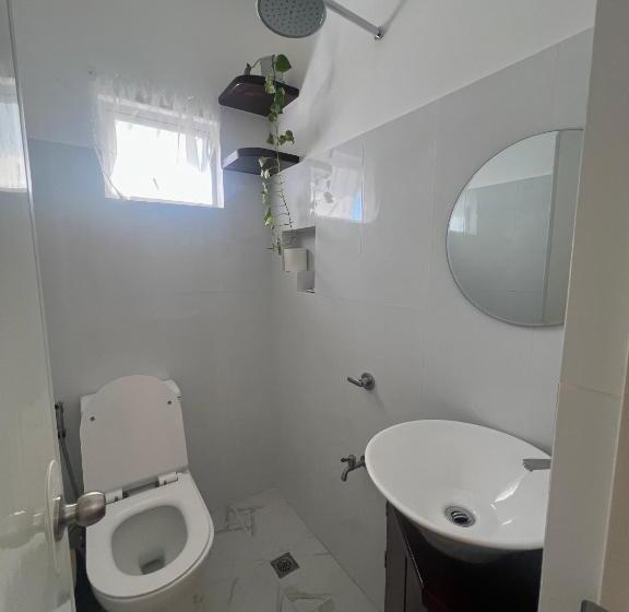 اتاق خانوادگی با چشم‌انداز باغ, Rich Vania Suites