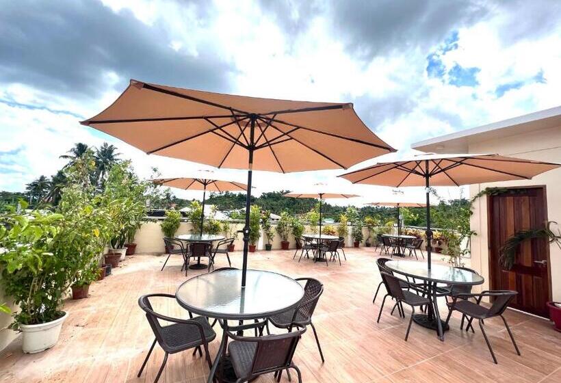 اتاق استاندارد سه تخته با چشم‌انداز باغ, Rich Vania Suites