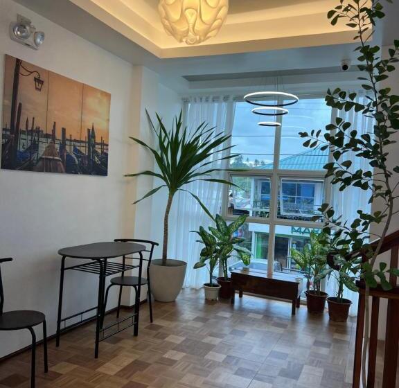 اتاق استاندارد سه تخته با چشم‌انداز باغ, Rich Vania Suites