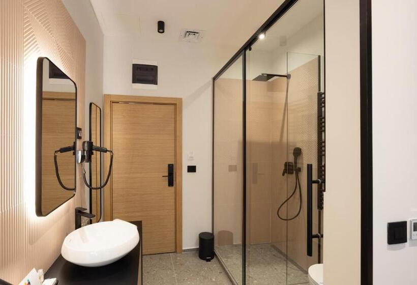 اتاق لوکس یک تخته, Hop Inn Rooms & Suites