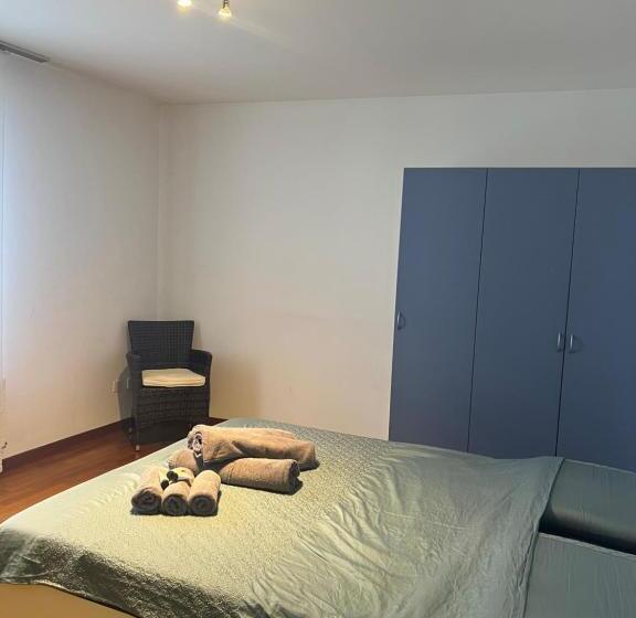 Четырехместный номер эконом класса с общей ванной комнатой, Yellow House Guest House