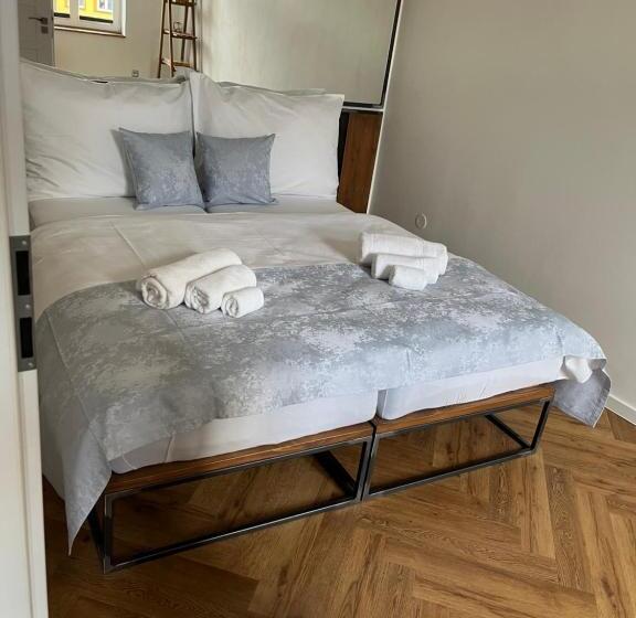 Апартаменты 1 Спальня с Балконом, Apartmány Malé Náměstí, Broumov