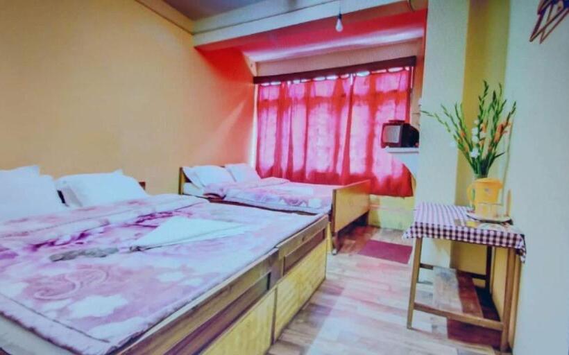 四人标准间, Twilight Lodge
