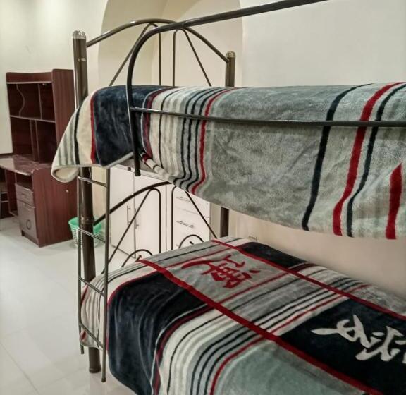 غرفة قياسية ثلاثية, Hostal Atlantis