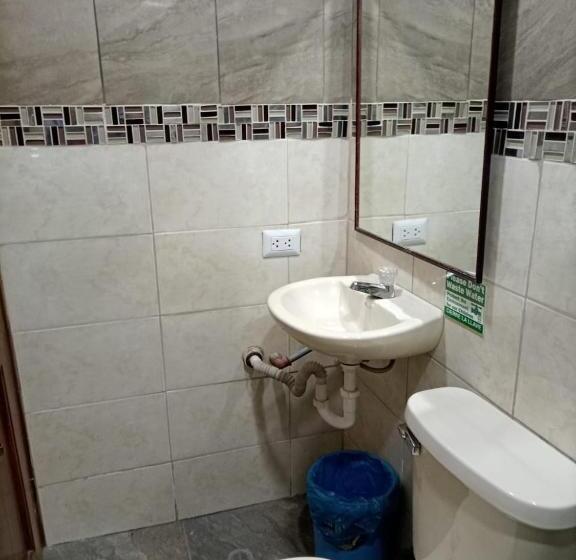 غرفة قياسية ثلاثية, Hostal Atlantis