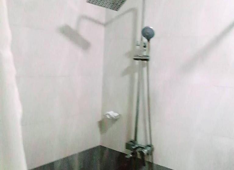 带大床的标准间, Adwoa Asantewaa Memorial