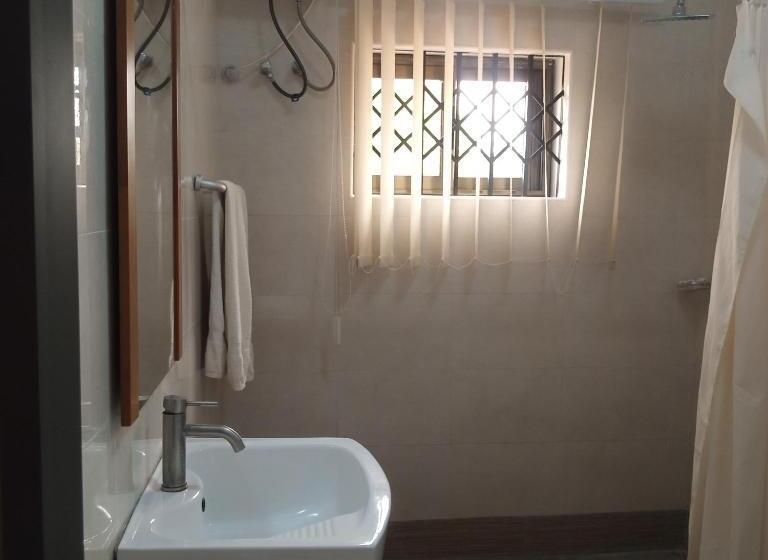 带大床的标准间, Adwoa Asantewaa Memorial