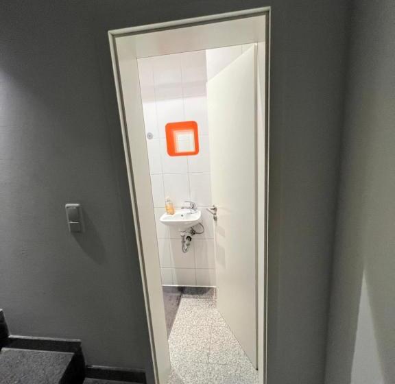 Номер Стандарт Индивидуальный Совместная Ванная, Budget Rooms Just For Sleeping   Digital Access