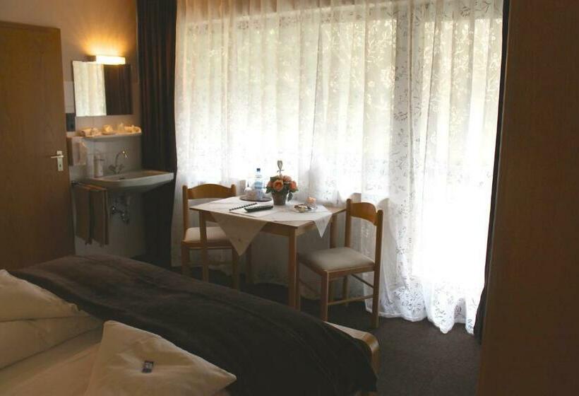 Номер Стандарт с Балконом, Mosel Pension Gästehaus Christiane, Brodenbach