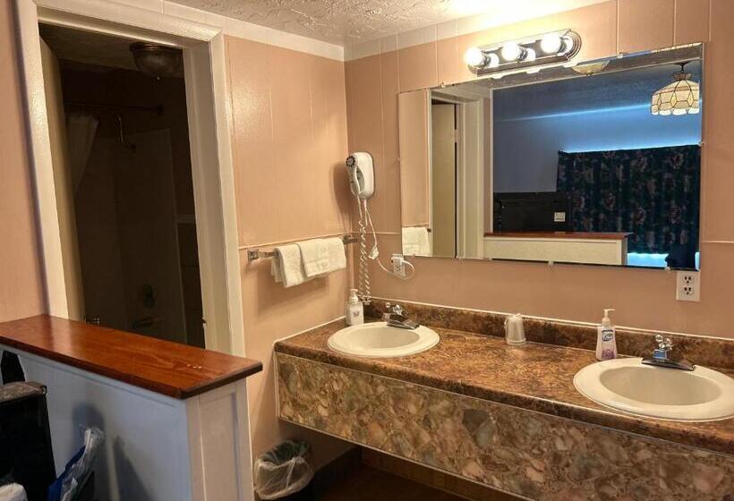 스탠다드 룸 킹사이즈 침대, Redwood Arms Motel