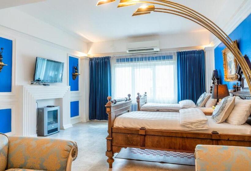 סוויטה, The White Rabbit Hostel