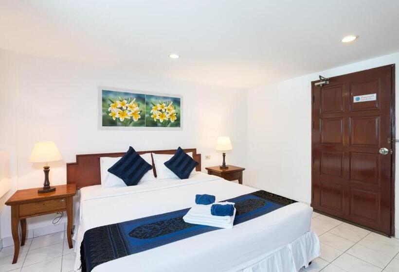디럭스 룸 킹사이즈 침대, Bevans Place Karon