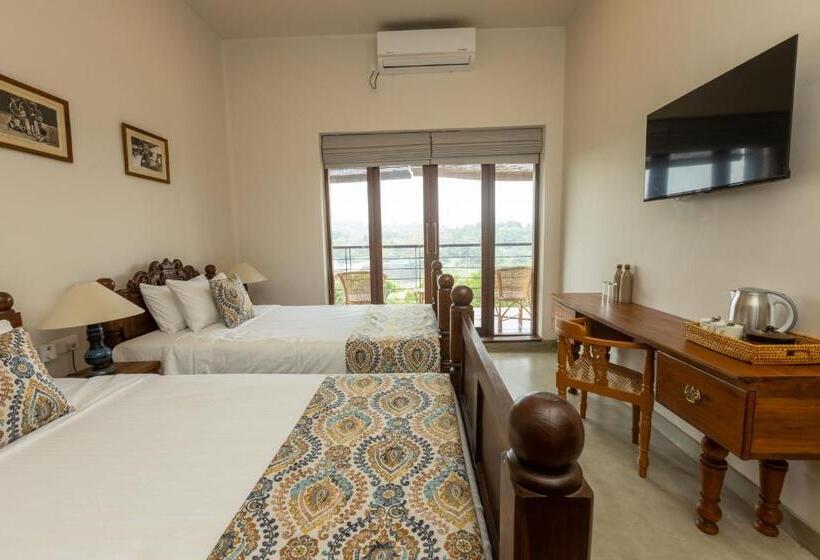 Deluxe room with river view, Edgar Mansion Kandy