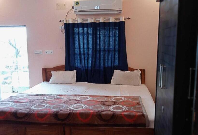 Трехместный Номер Классика, Oyo Bumbum Hotel And Restaurant