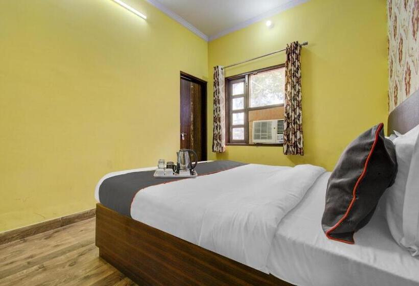 اتاق کلاسیک سه تخته, Oyo Flagship Hotel J.n.d